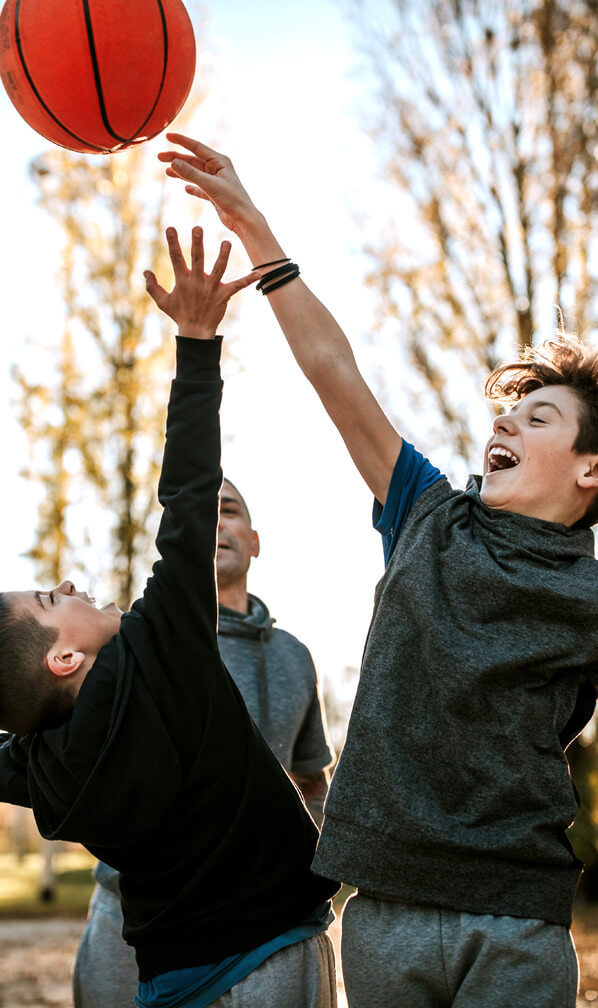 Eine Gruppe von Kindern die Basketball spielen