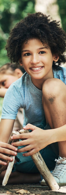 Maedchen beim Feuer machen