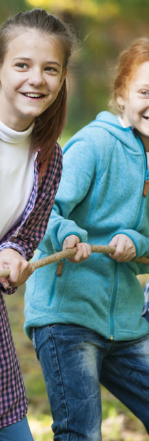 Eine Gruppe von Kindern, die an einem Seil ziehen