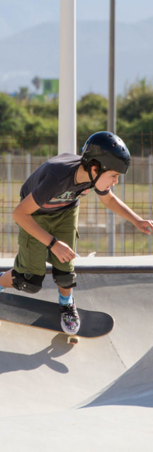 Ein Junge auf einem Skateboard