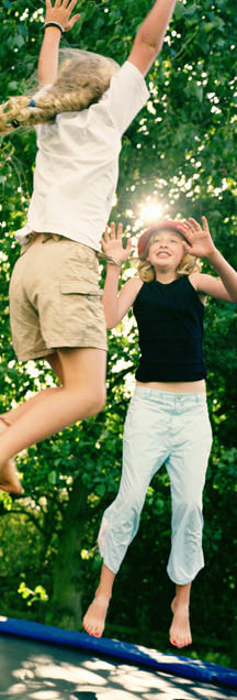Zwei Mädchen auf einem Trampolin